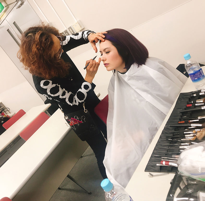 ヘアメイク風景